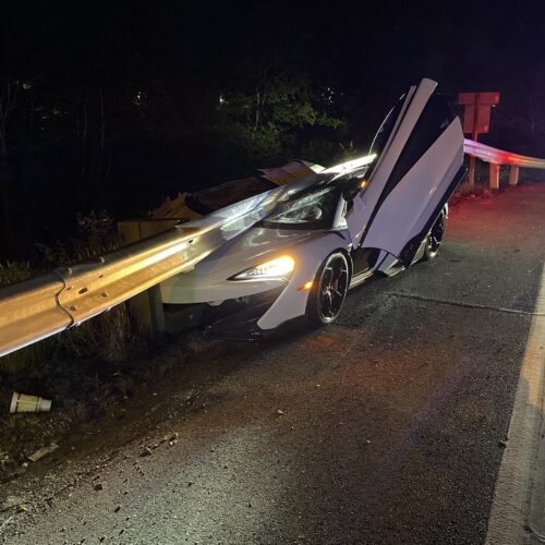 타코마 가드레일에 처박힌 26만 달러짜리 슈퍼카 버리고 그대로 ‘도주’