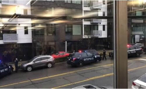 대낮에 시애틀에서 도난차량 무장 경찰 뚫고 인도로 달려 탈출