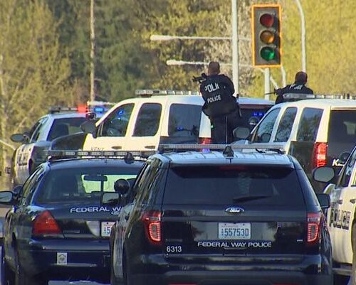 켄트, 창밖으로 총을 겨누고 달리던 차량, 경찰 추격 끝에 범인 검거..