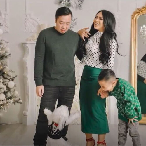 괴한에게 살해당한 아내의 추모식 거행한 밀크릭 남성