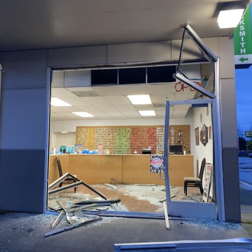 파이프지역 한 자물쇠 가게에 픽업트럭 몰고 ‘돌진’…전면 박살낸 뒤 털어가