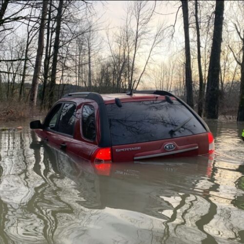 경찰차 들이받고 도난차량으로 질주한 용의자, 홍수에 빠져 체포 ‘황당’