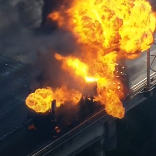 산소와 프로판 등 실은 트럭, I-5위에서 대형 폭발…오후 내내 교통 마비