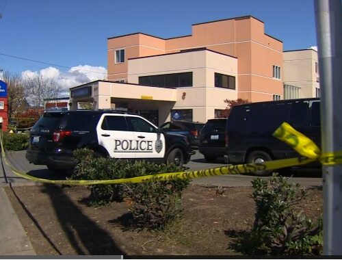 에드먼즈에서 칼로 경찰관 위협한 가정폭력 용의자, 경찰관 발포로 사살