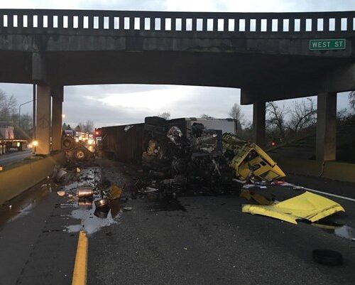 세미 트럭 충돌 사고 이후 폐쇄되었던 5번 고속도로 재개통